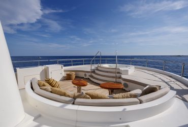 O'LION Front Sundeck with Jacuzzi